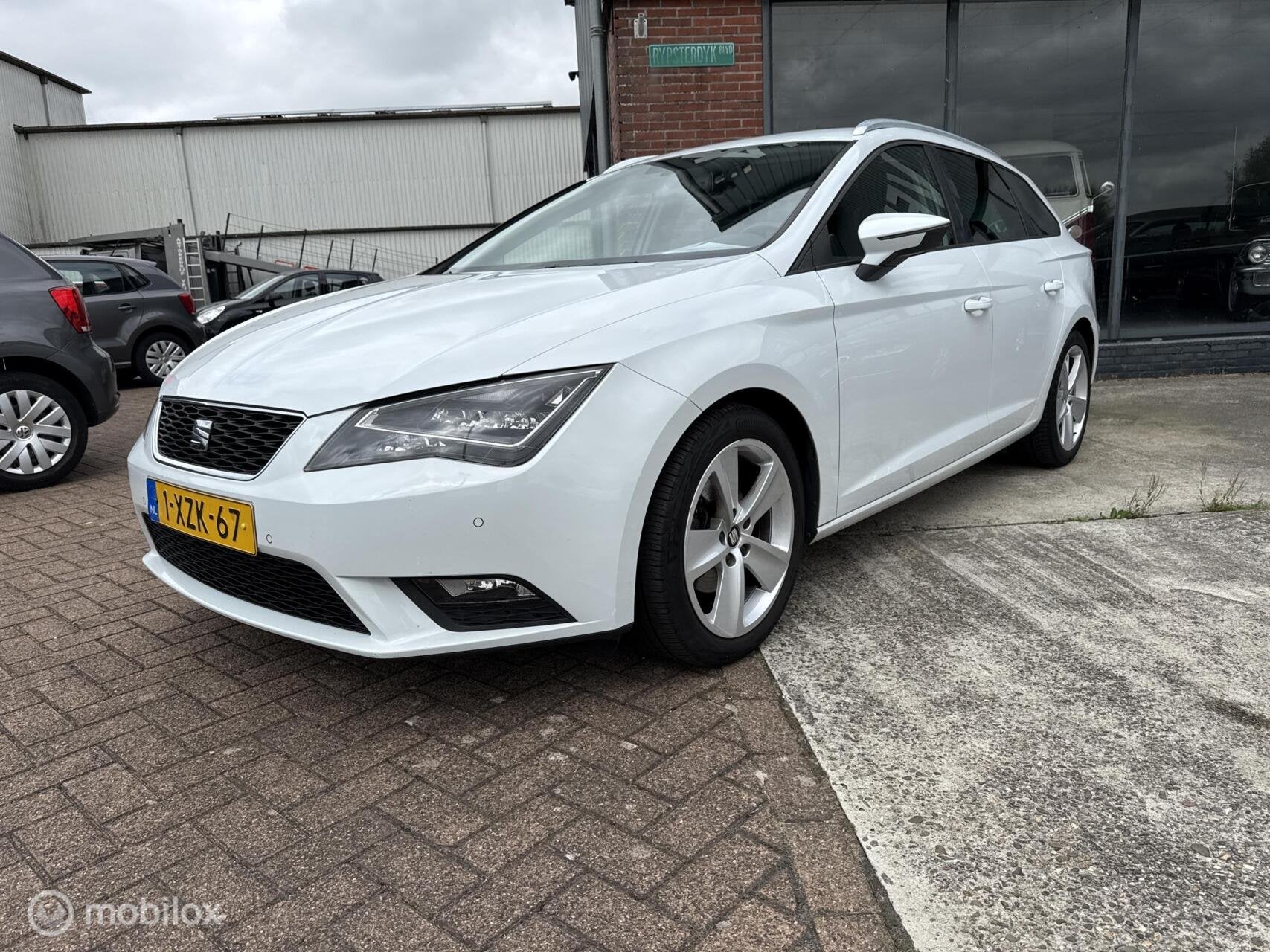 Seat Leon ST 1.6 TDI Ecomotive Lease Sport trekhaak NAP !, Auto's, Voorwielaandrijving, Euro 5, Automatische klimaatregeling, Gebruikt
