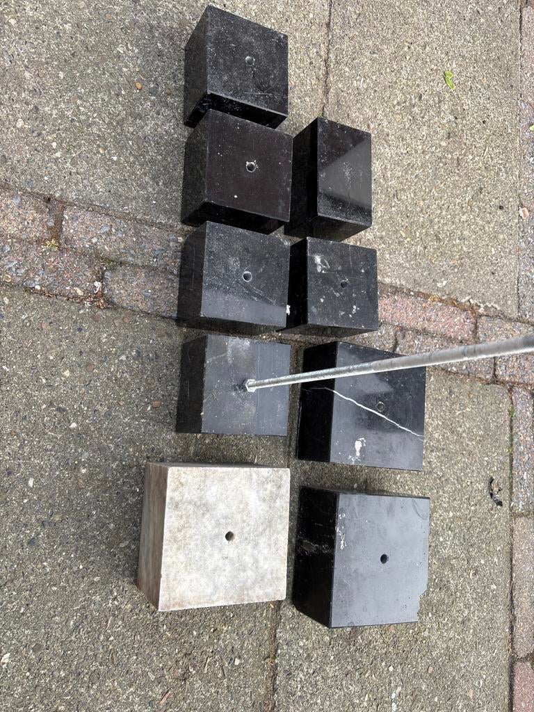 6 zwart marmeren en 1 lichte sokkels, Ophalen, Overige technieken, 2000 tot heden