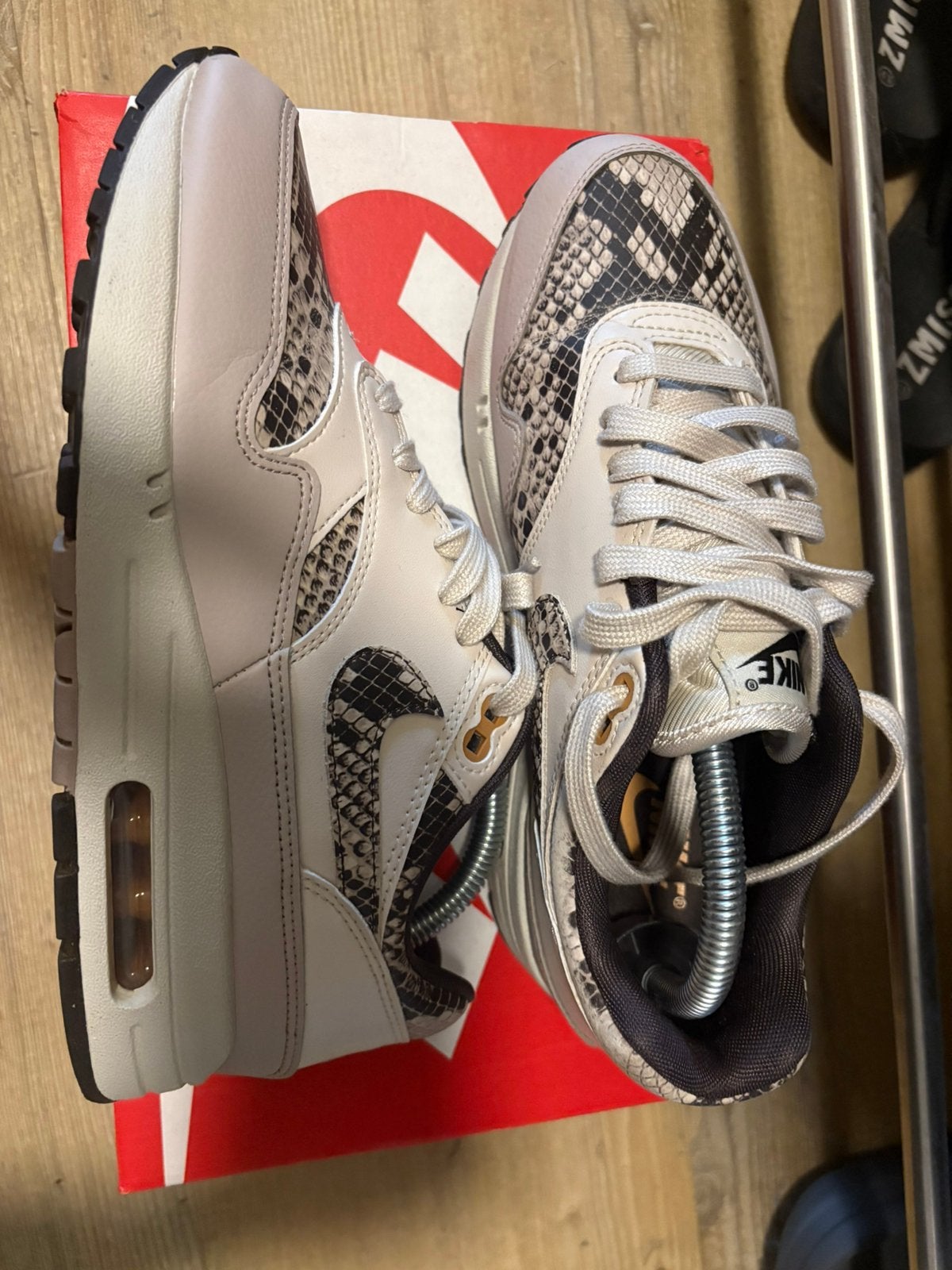 Nike Air Max 1 Snakeskin Light Orewood Brown, Ophalen of Verzenden, Zo goed als nieuw, Bruin, Sneakers of Gympen