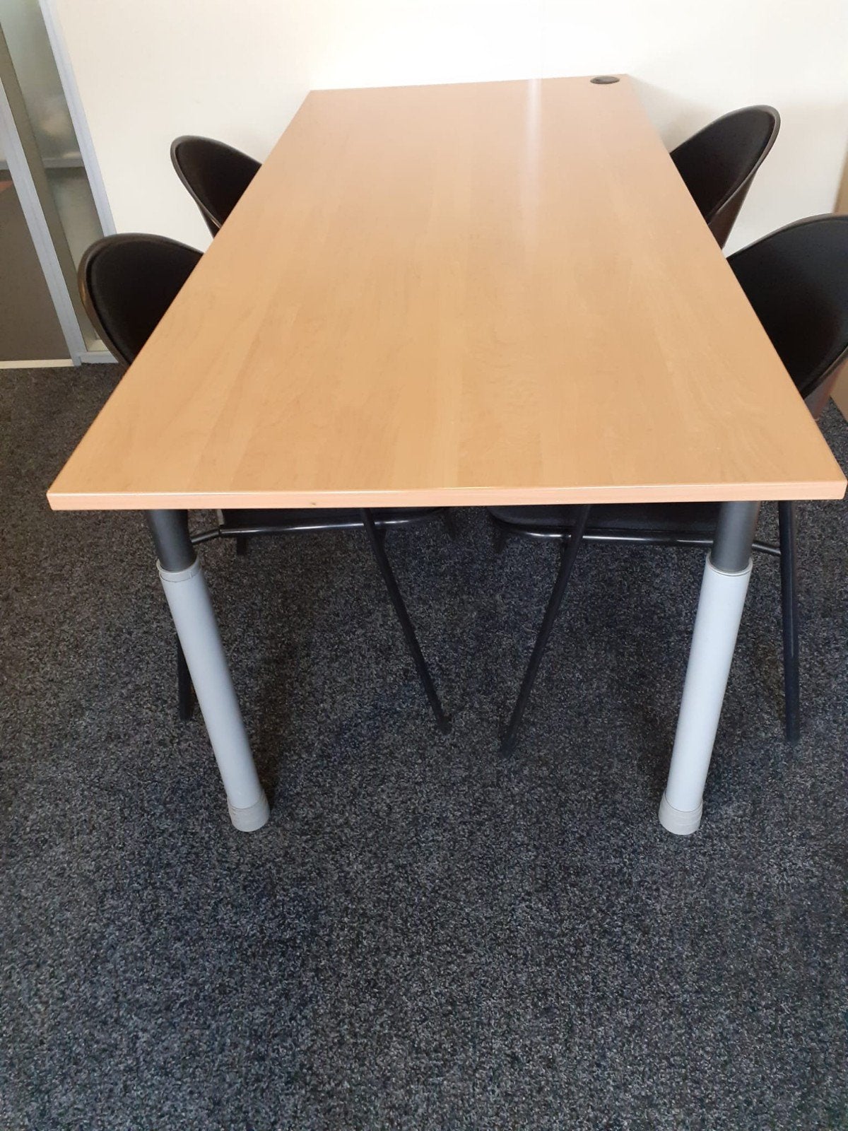 Ruim hoekbureau met lichte houtkleur en metalen poten, Huis en Inrichting, Ophalen, Gebruikt, Hout, Hoekbureau