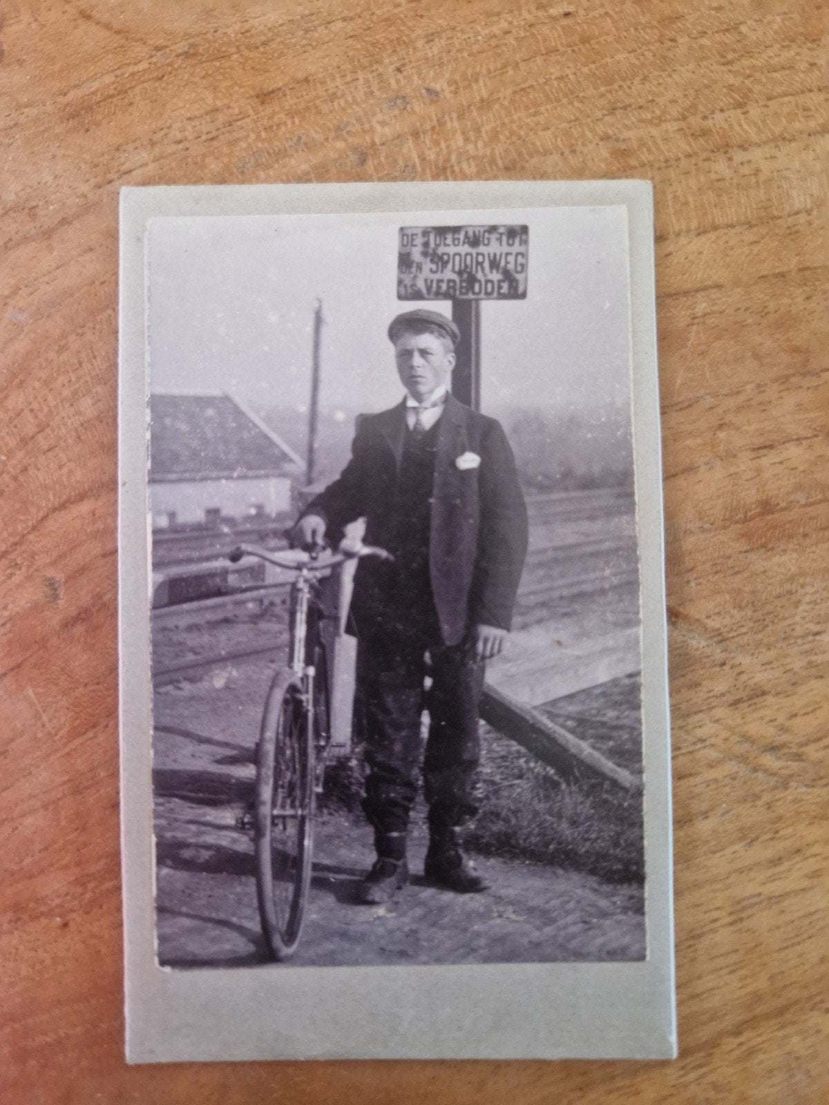 CDV No 50 foto man met fiets , spoorwegovergang, Verzenden, Voor 1940, Gebruikt