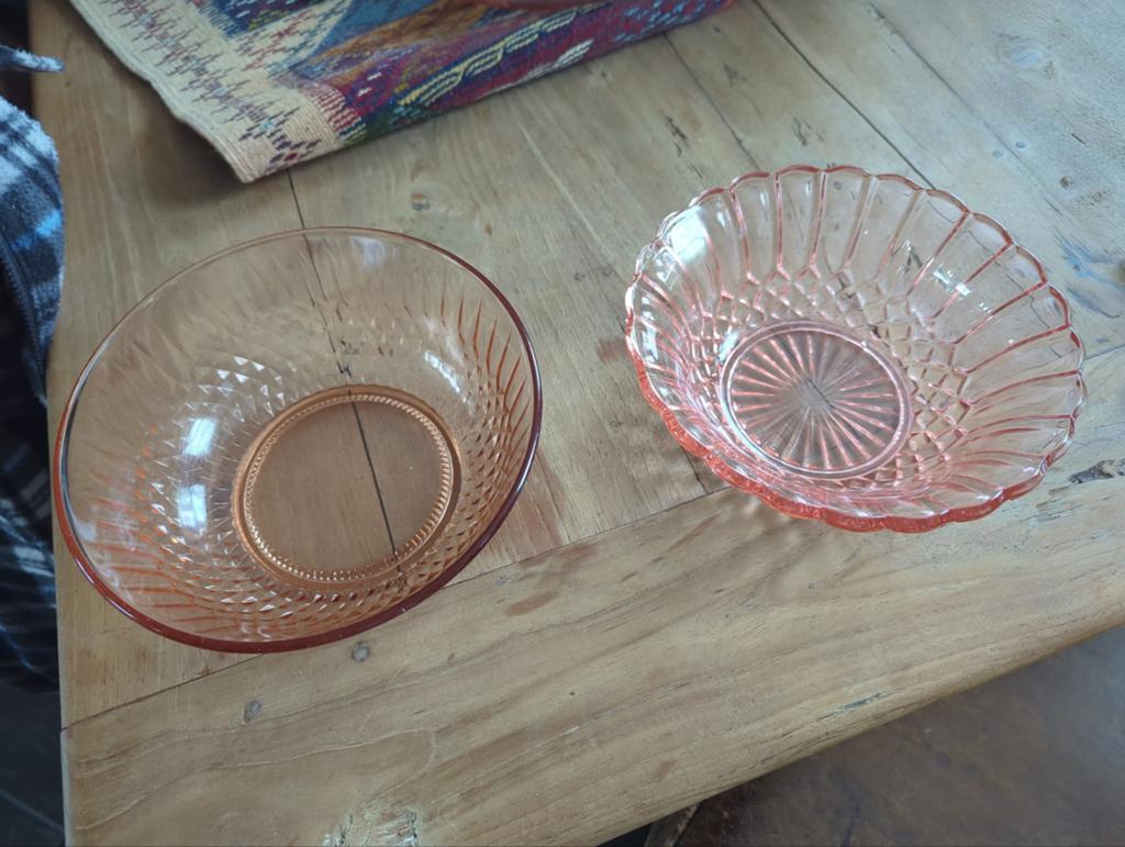 Twee roze schalen van geperst glas, Ophalen of Verzenden