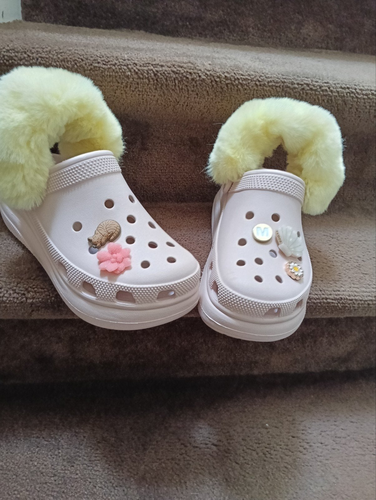 Nieuwe Crocs met afneembare bontjes - Maat 38, Kleding | Dames, Schoenen, Slippers, Nieuw, Ophalen of Verzenden, Crocs