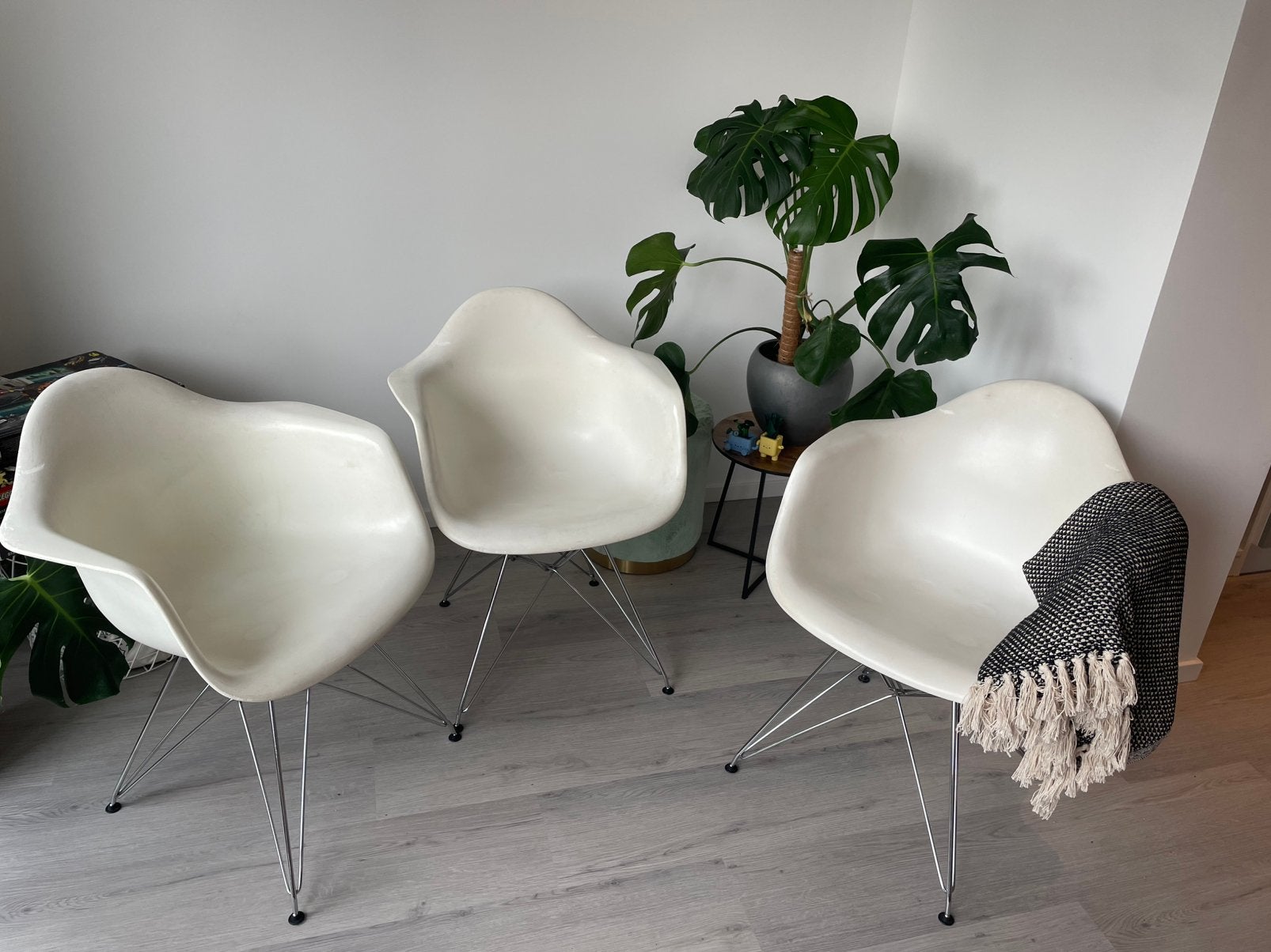 3x DAR Eames Plastic Chair /Kuipstoel wit chroom onderstel, Ophalen, Kunststof, Gebruikt, Drie