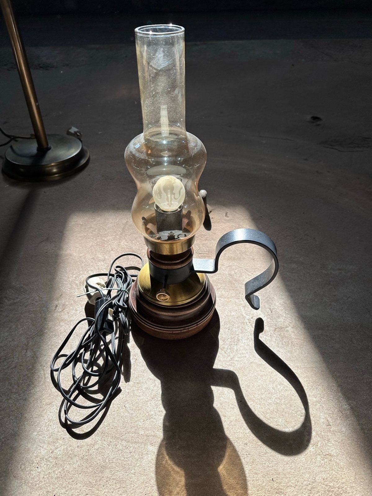 Antieke elektrische olielamp van glas, hout en messing, Ophalen