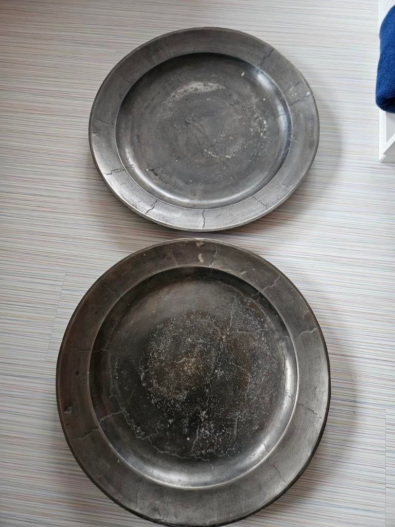 Twee grote metalen schalen. Old look., Ophalen, Overige materialen, Schaal, Rond
