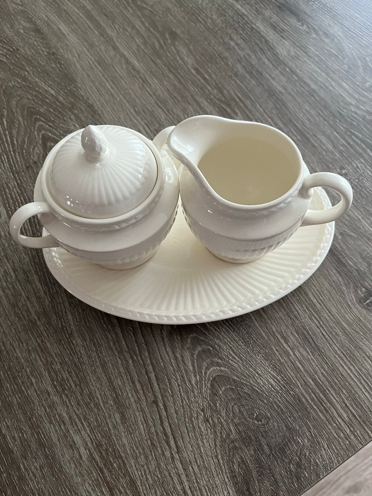 Prachtige Wedgwood set: suikerpot, melkkan en onderbord, Gebruikt, Klassiek, Overige typen, Ophalen of Verzenden