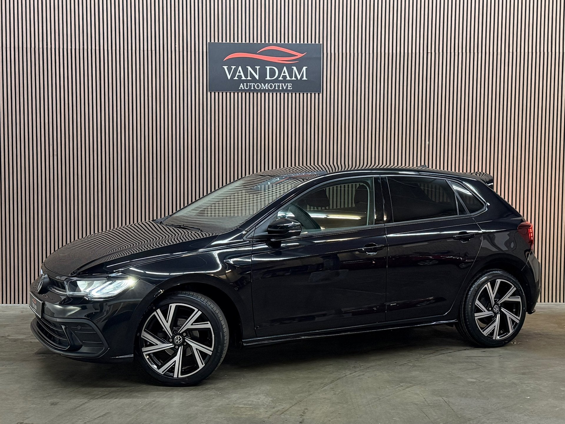 Volkswagen Polo 1.0 TSI R-Line 2023 DSG VITRUAL KEYLESS ACC, Stof, Gebruikt, Automatische klimaatregeling, Zwart