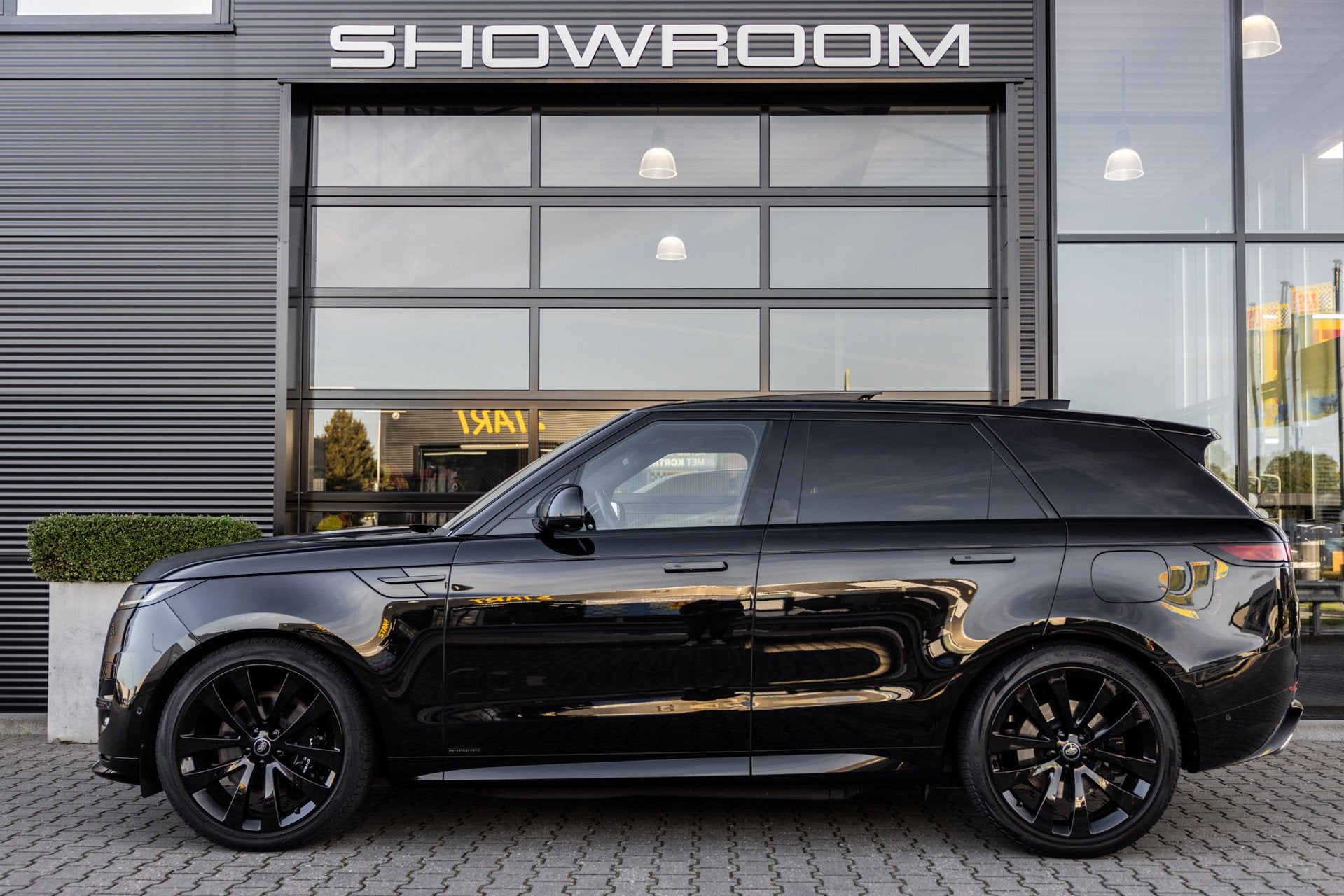 Land Rover Range Rover Sport 3.0 P510e Autobiography NL Auto, Auto's, Automaat, Gebruikt, 3000 kg, Bedrijf