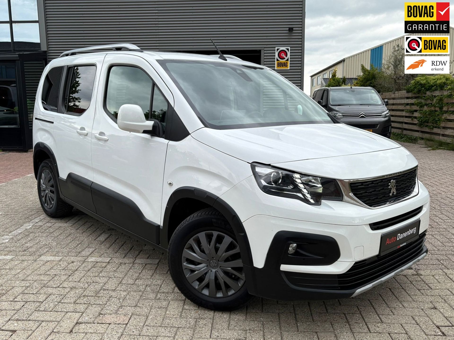 Peugeot Rifter 1.2 Puretech Allure Pano! GARANTIE, Auto's, Voorwielaandrijving, Dealer onderhouden, Gebruikt, Zwart