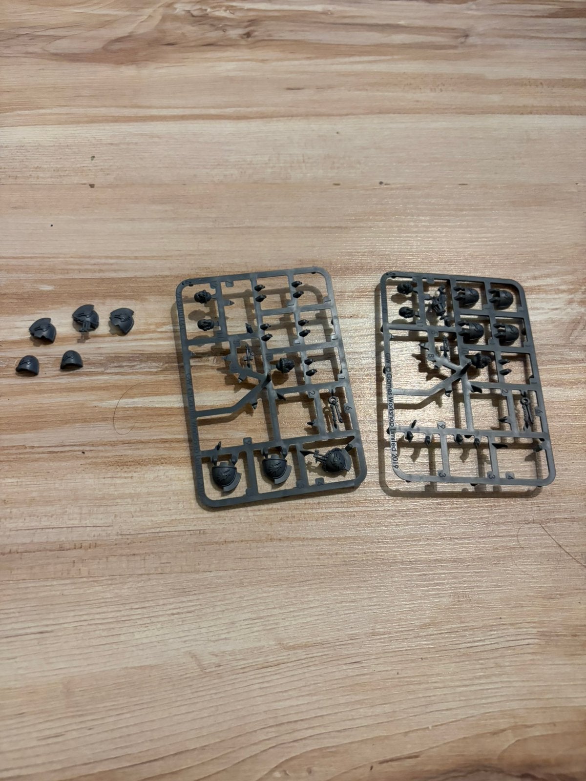 Warhammer 40k space marines salamander shoulder pads en bits, Ophalen of Verzenden, Nieuw, Warhammer, Toebehoren