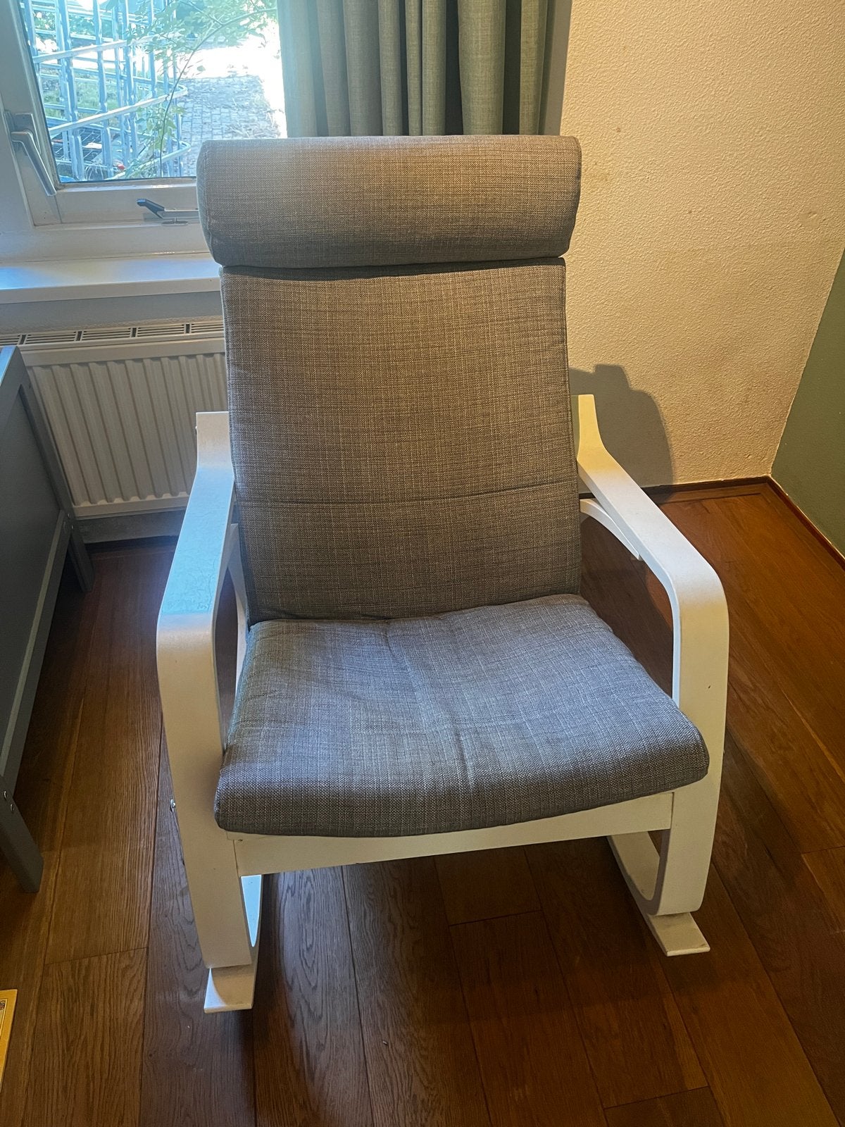 IKEA Poäng schommelstoel met witte frame en grijze kussens, Ophalen, Gebruikt, 75 tot 100 cm, 50 tot 75 cm