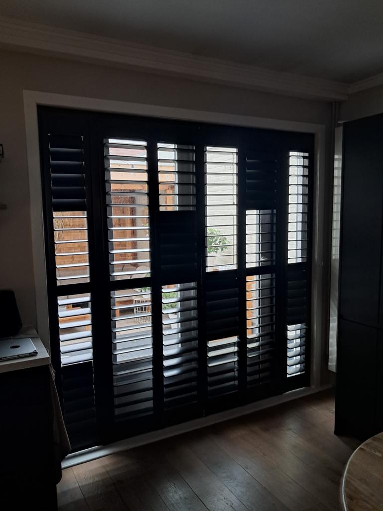 Zwarte shutters met kleine gebruikerssporen, Huis en Inrichting, Stoffering | Gordijnen en Lamellen, Ophalen of Verzenden, Gebruikt
