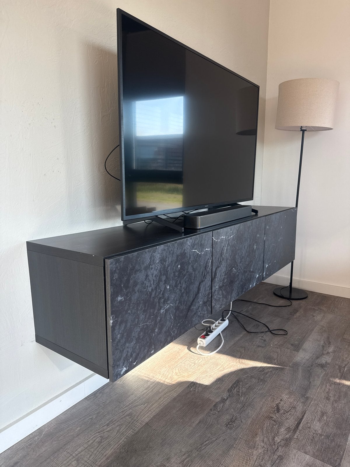 Zwevend TV-meubel met marmerlook deuren - 180x42x38 cm, Gebruikt, 150 tot 200 cm, Ophalen of Verzenden, Minder dan 100 cm