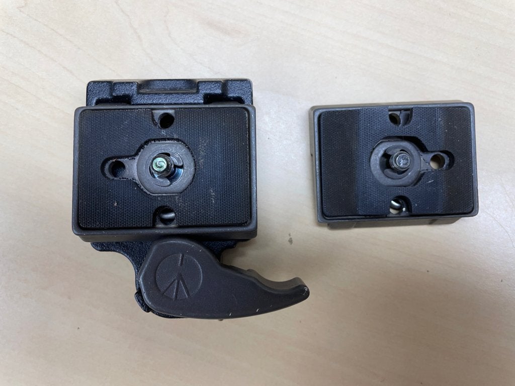 Manfrotto quick release c1237075 + 2 koppelplaten, Ophalen of Verzenden, Gebruikt, Driepoot
