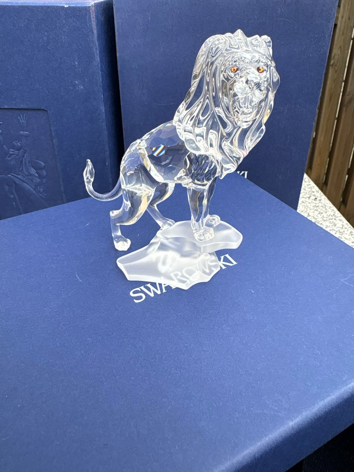 Swarovski Leeuw op rots met doos en certificaat, Ophalen, Zo goed als nieuw, Figuurtje