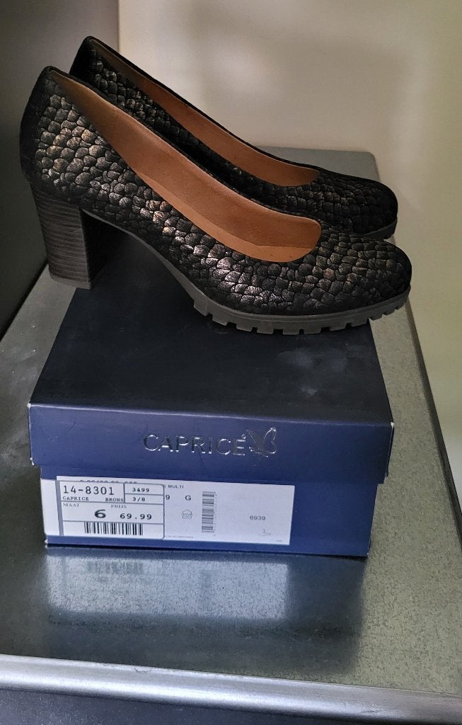 Nieuwe mooie leren pumps van Caprice maat 39, Kleding | Dames, Ophalen, Overige kleuren, Nieuw, Caprice