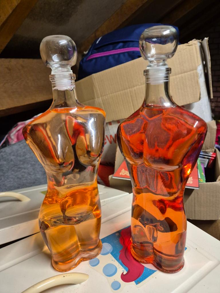 Decoratieve glazen flessen in de vorm van man en vrouw, Ophalen