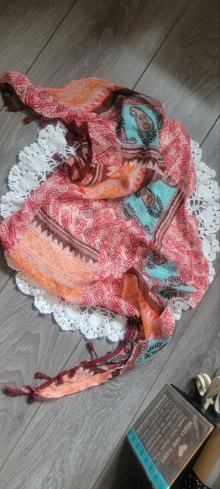 Kleurrijk sjaaltje hals/ haar  met kwastjes, bohemian print, Maat 38/40 (M), Ophalen of Verzenden, Sjaal, Onbekend