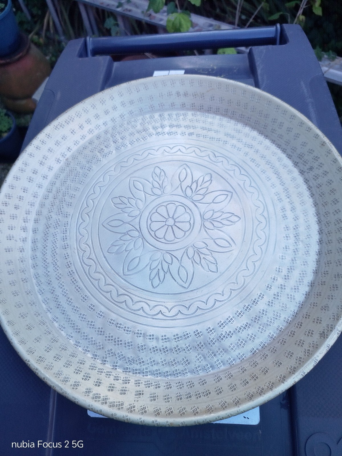 Decoratieve metalen schaal met bloemmotief, Ophalen of Verzenden