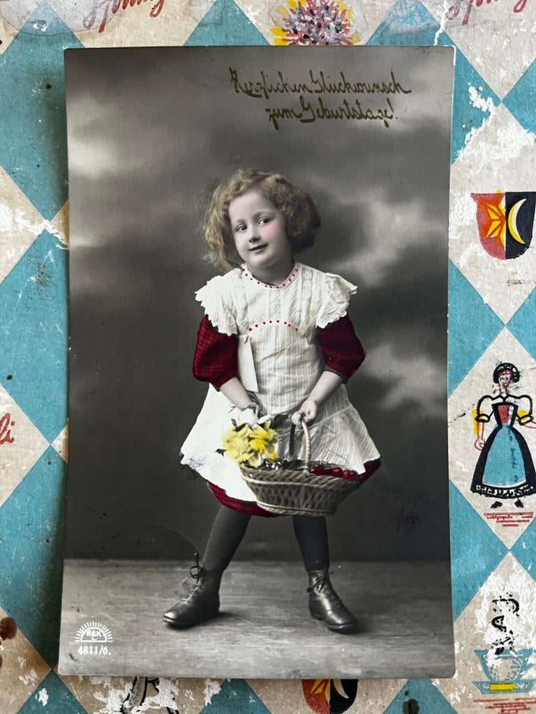 1913 Meisje met mandje narcissen en kersen (AA), Verzamelen, Ophalen of Verzenden, Voor 1920, Gelopen, Kinderen