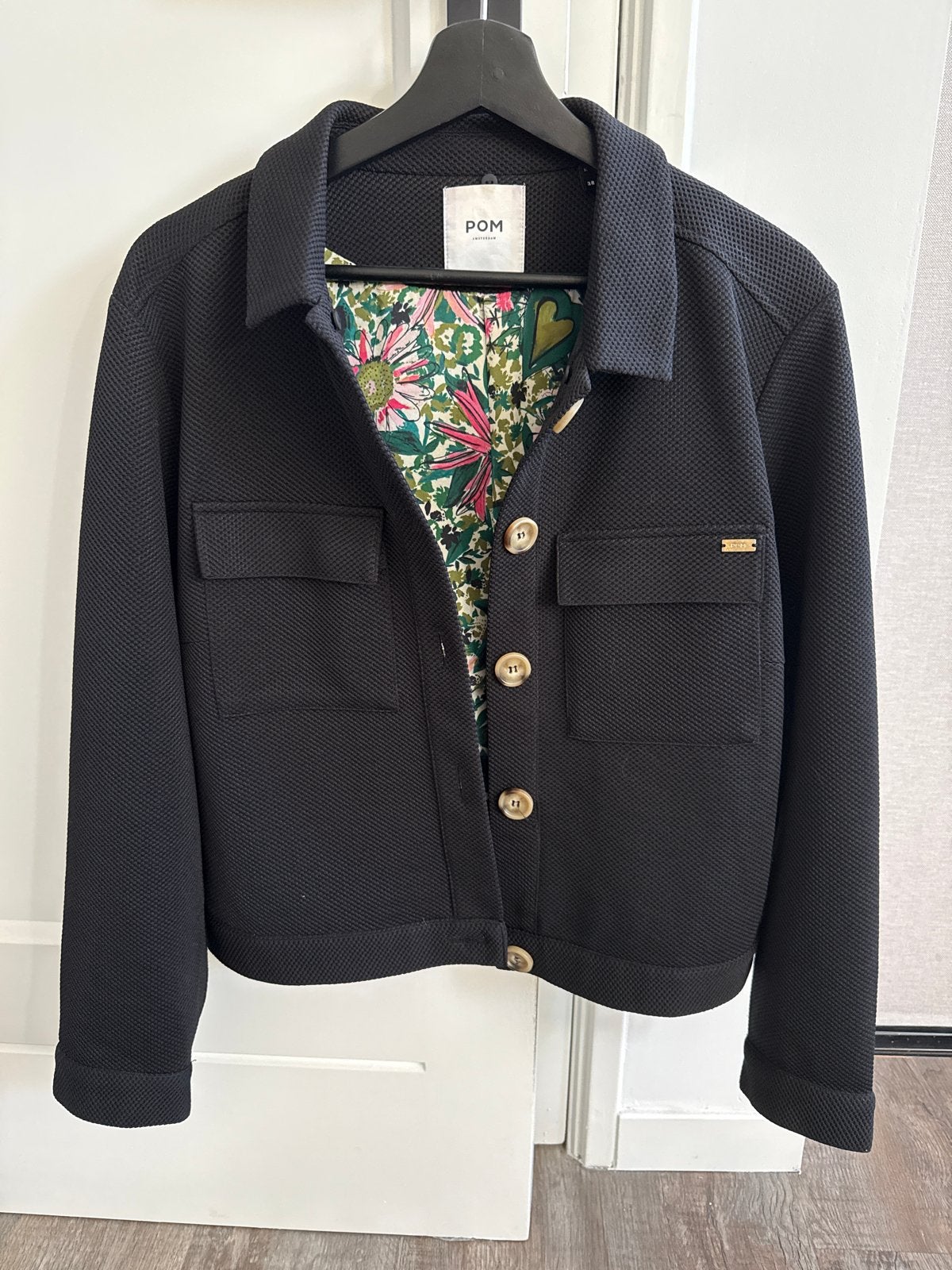 POM Amsterdam Zwart Jasje met Bloemenprint Voering, Ophalen of Verzenden, Zo goed als nieuw, Maat 38/40 (M), Zwart