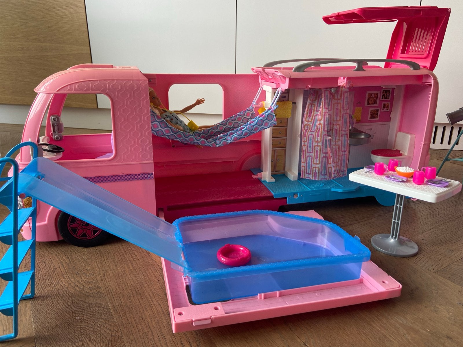 Geweldige Barbie Camper met 2 tenten en accessoires, Ophalen of Verzenden, Zo goed als nieuw, Barbie
