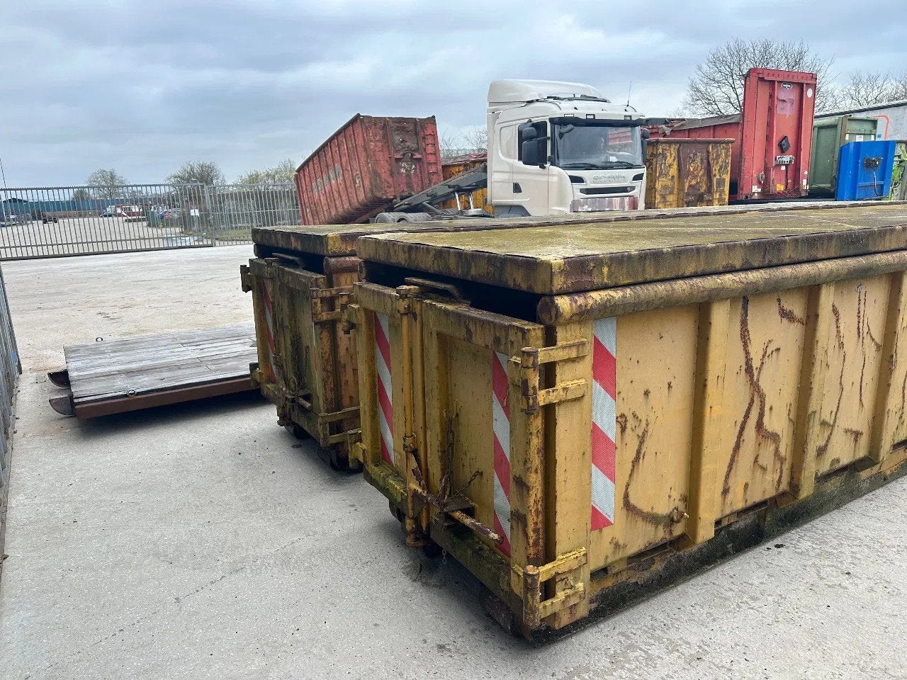 KTK 9m3 nauwe steeg klep (bj 2002), Zakelijke goederen