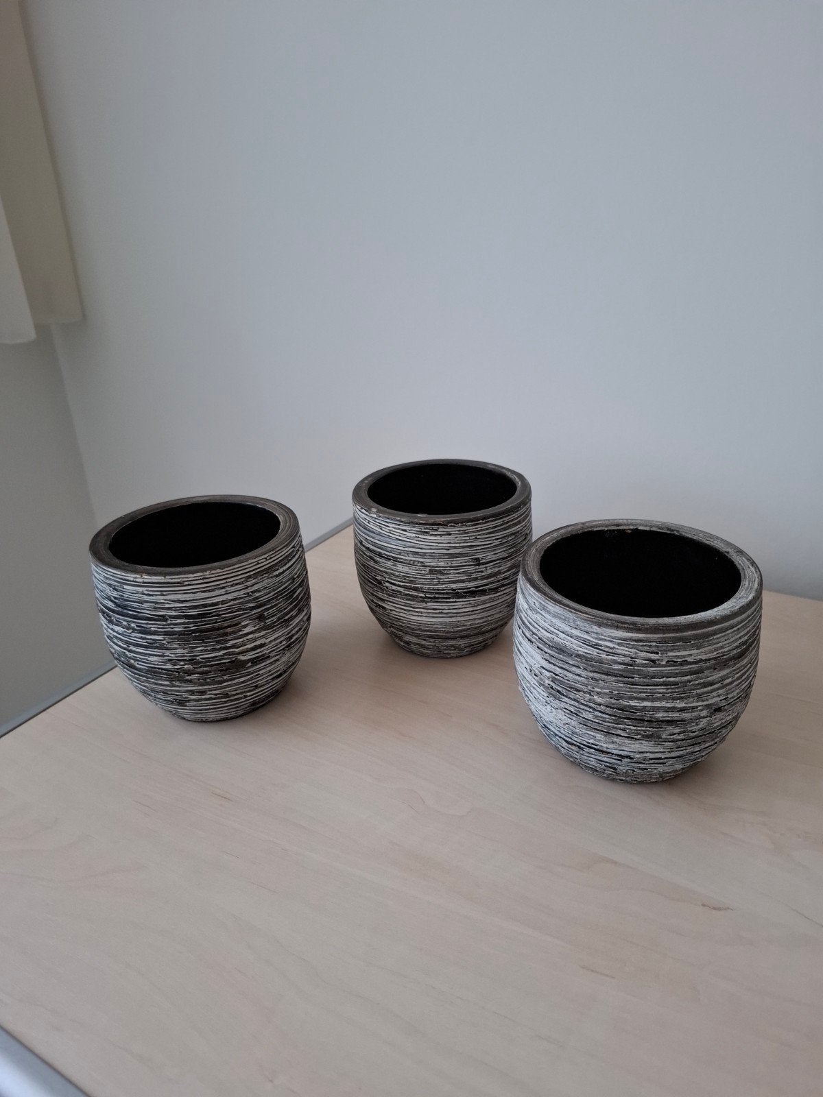 Te koop 3 leuke bloempotten zwart/grijs gestreept., Ophalen, Halfschaduw, Minder dan 100 cm