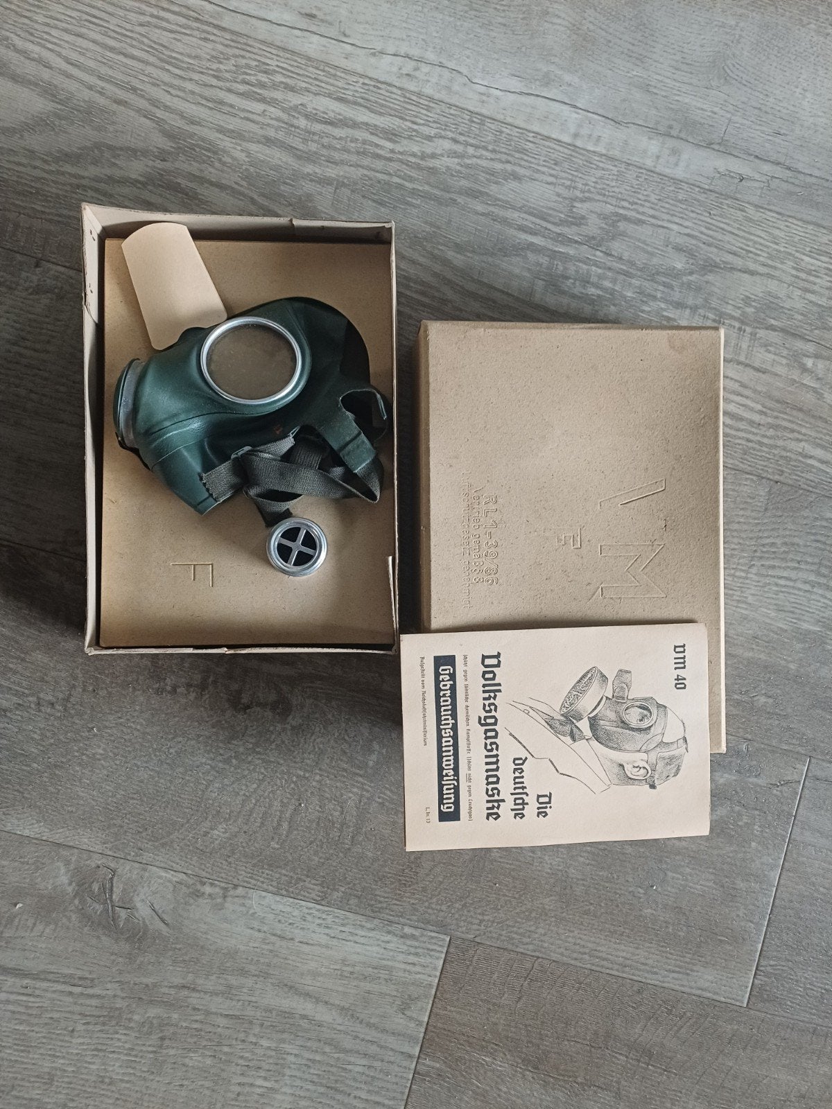 Duitse gasmasker met handleiding - WOII militaria, Verzamelen, Ophalen of Verzenden, Landmacht, Duitsland, Overige typen