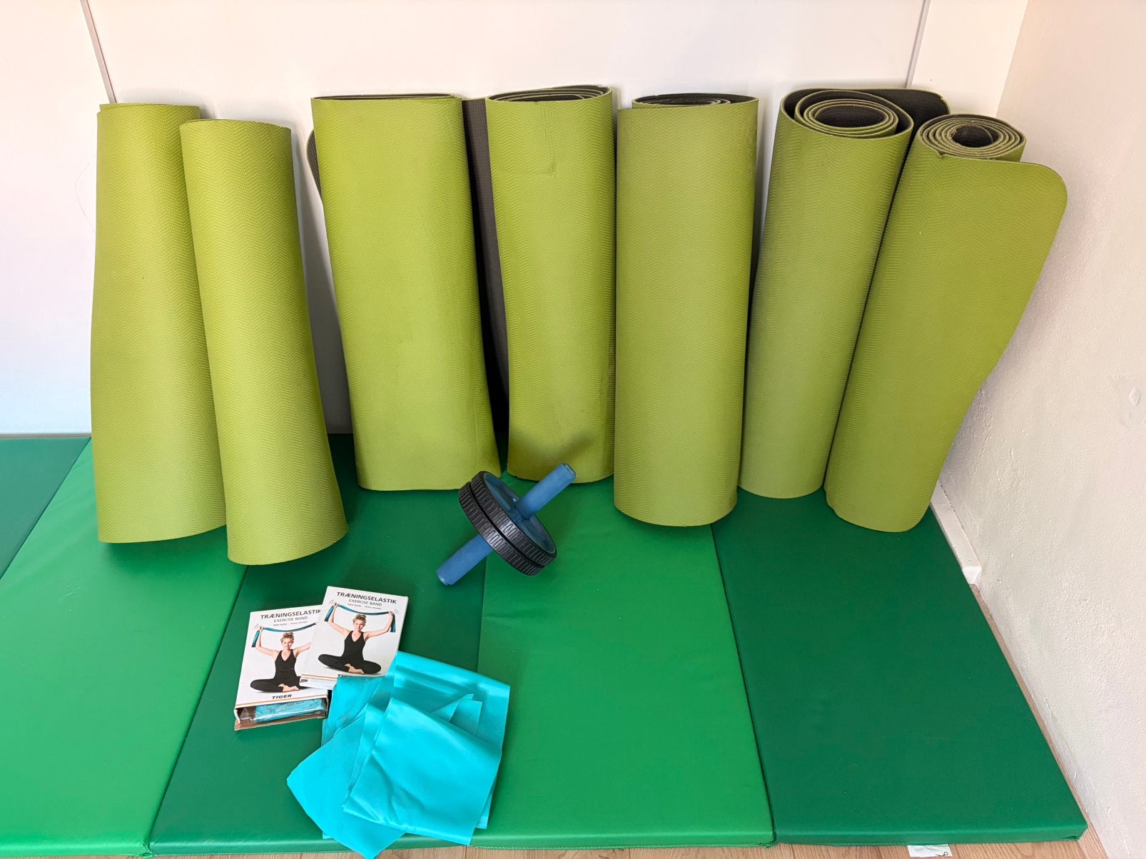 complete set yogamatten, weerstandsbanden & ab wheel, Ophalen of Verzenden, Zo goed als nieuw, Yogamat