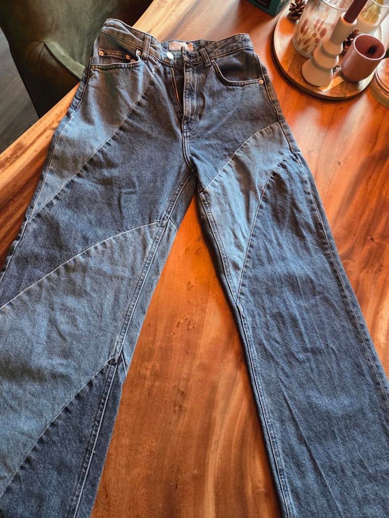 Bershka Jeans met Patches - Maat W27 (confectie 34), Blauw, W27 (confectie 34) of kleiner, Gedragen, Bershka