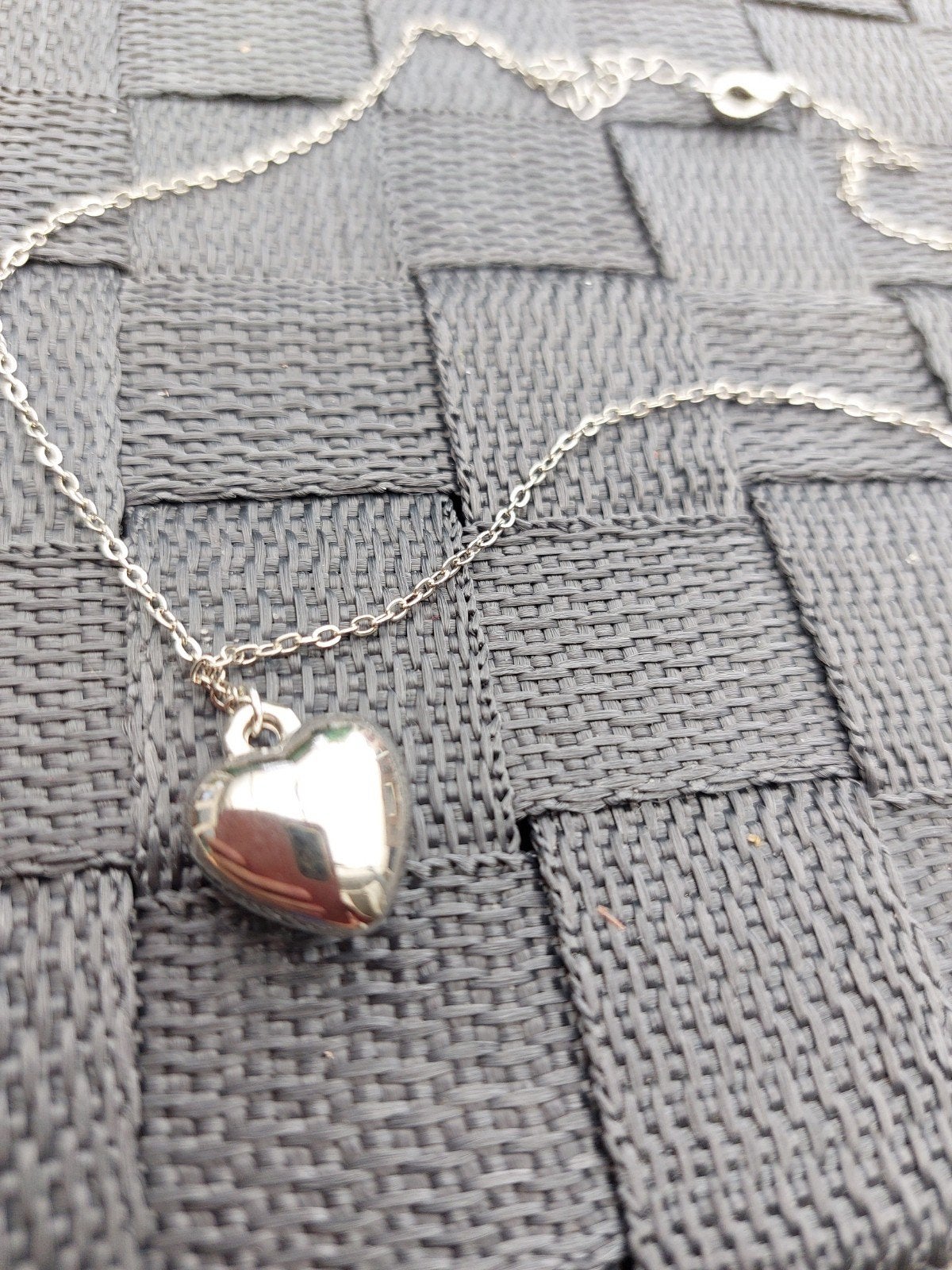 Zilverkleurige ketting met hartjes hanger, Met hanger, Overige materialen, Ophalen of Verzenden, Zo goed als nieuw