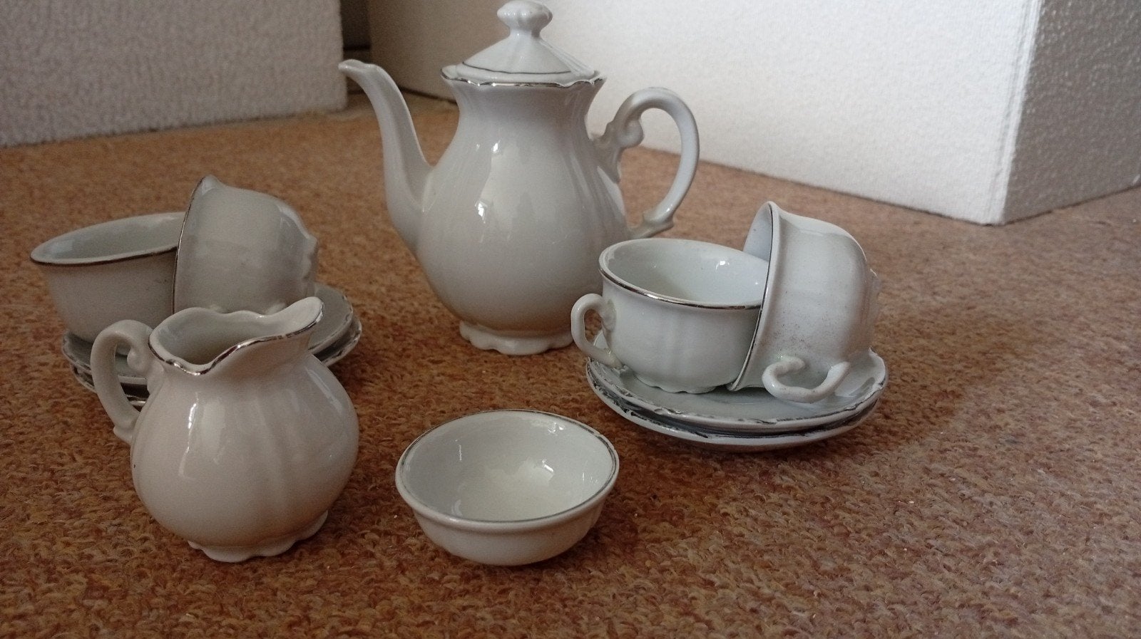 Vintage wit kindertheeservies van D.E. met zilveren rand - 1, Ophalen of Verzenden