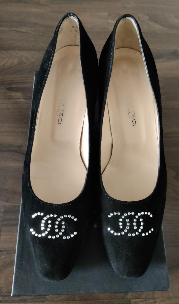 Mauro Teci pumps zwart suède strass maat 39,5, Kleding | Dames, Schoenen, Mauro Teci, Pumps, Zwart, Ophalen of Verzenden