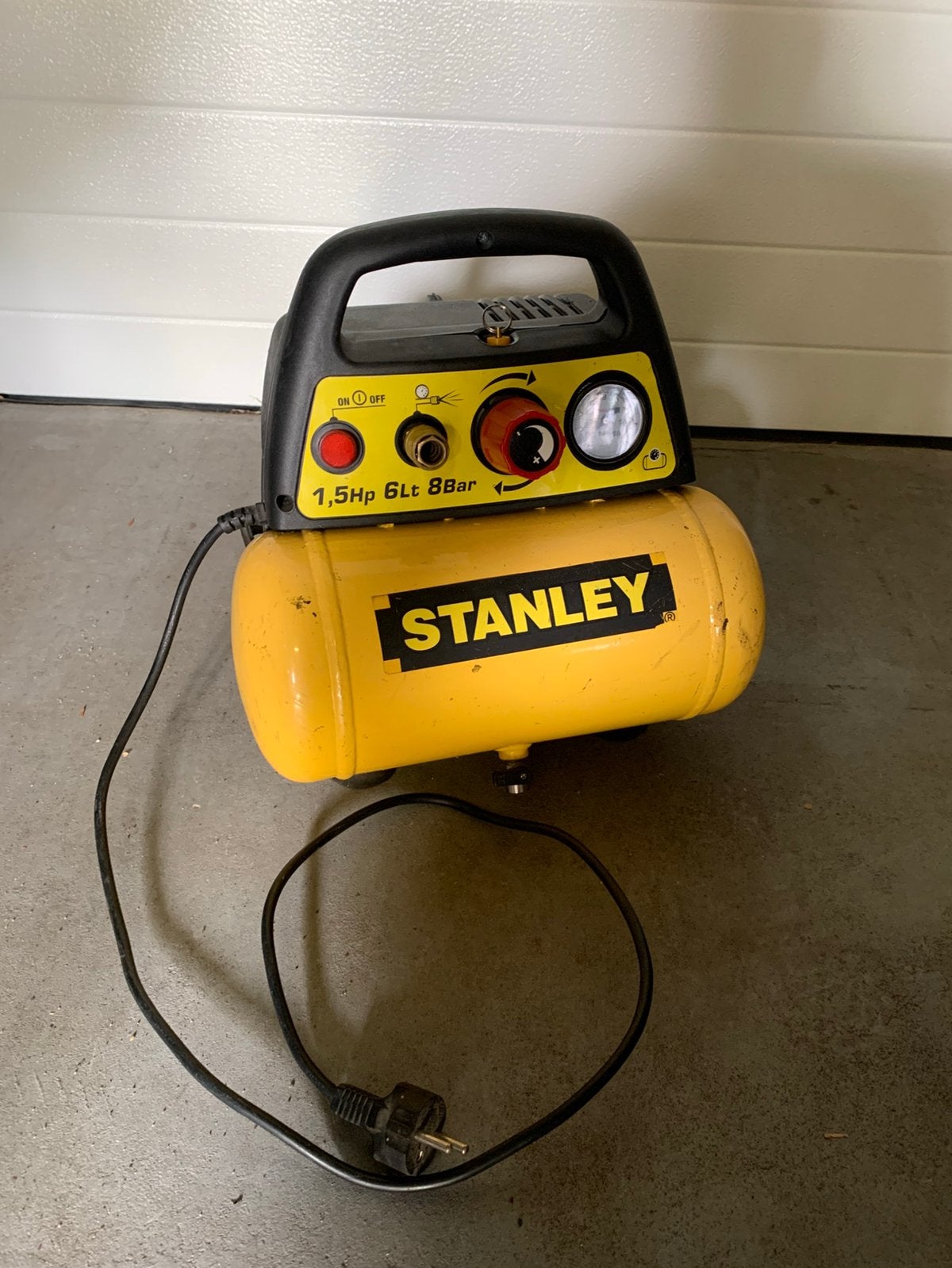 Stanley compressor DN 200/8/6, Doe-het-zelf en Verbouw, Compressors, Ophalen, Gebruikt, 6 tot 10 bar, Minder dan 200 liter/min