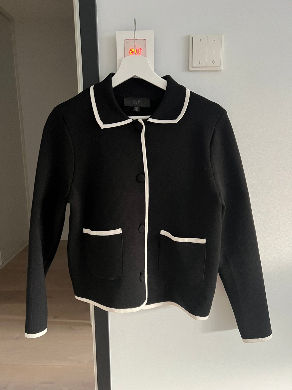 Vest/jasje van Zara (Maat: M), Kleding | Dames, Truien en Vesten, Verzenden, Zo goed als nieuw, Maat 38/40 (M), Zwart