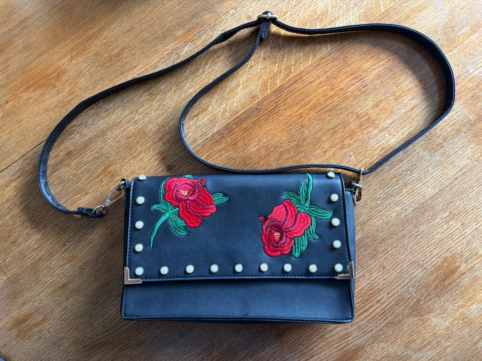 Leuk Dirndl / oktoberfest tasje met rozenborduursel, Ophalen of Verzenden, Zo goed als nieuw, Zwart, Schoudertasje
