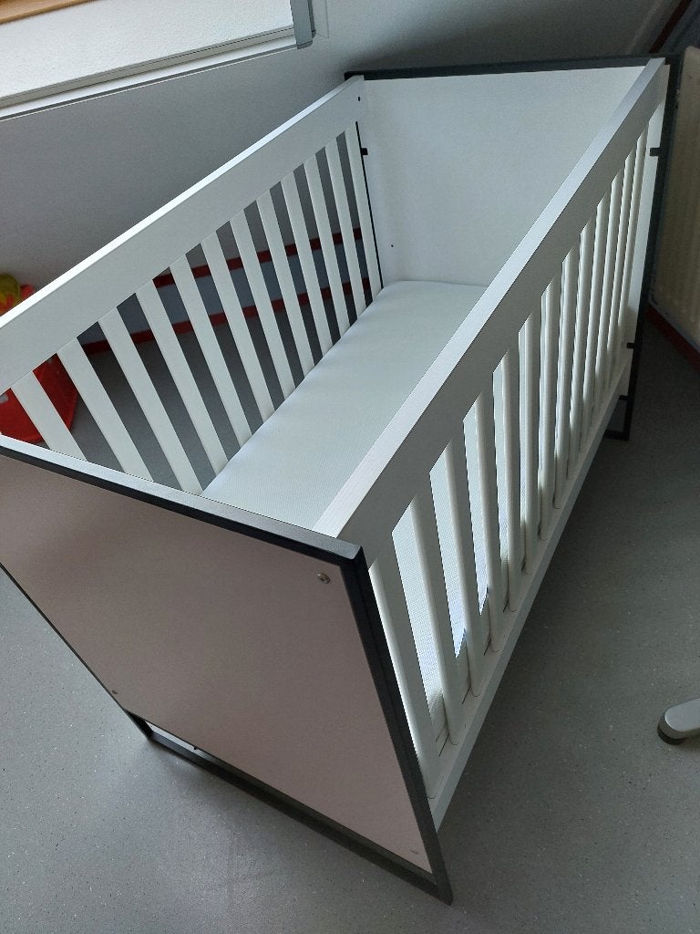 baby bed 60x120, Kinderen en Baby's, Babywiegjes en Ledikanten, Ophalen, Zo goed als nieuw, Ledikant