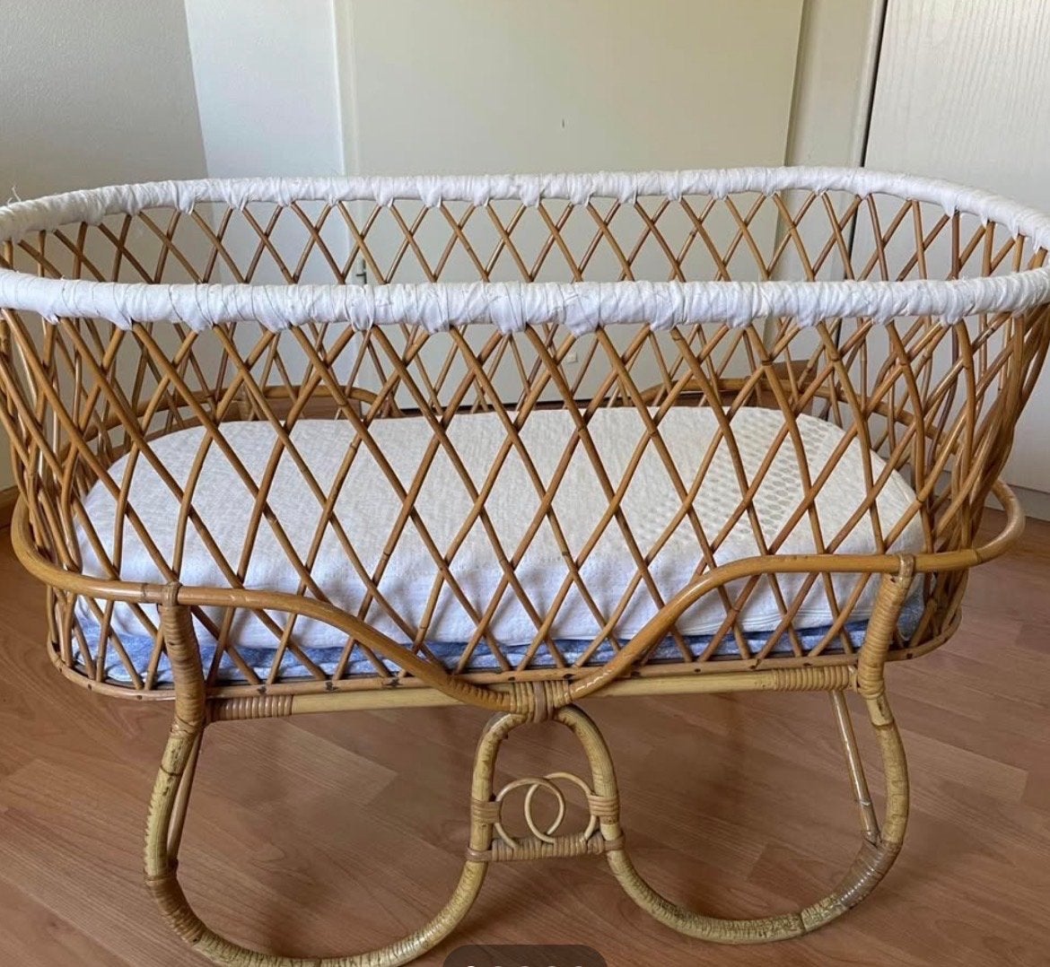 Wiegje rotan met nieuw traagschuim matras, gratis, Ophalen, 190 cm of minder, Zo goed als nieuw, Matras
