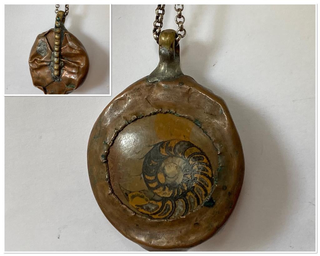 Artistieke Ammoniet hanger, uniek en gesigneerd, Verzamelen, Mineralen en Fossielen, Ophalen of Verzenden, Fossiel