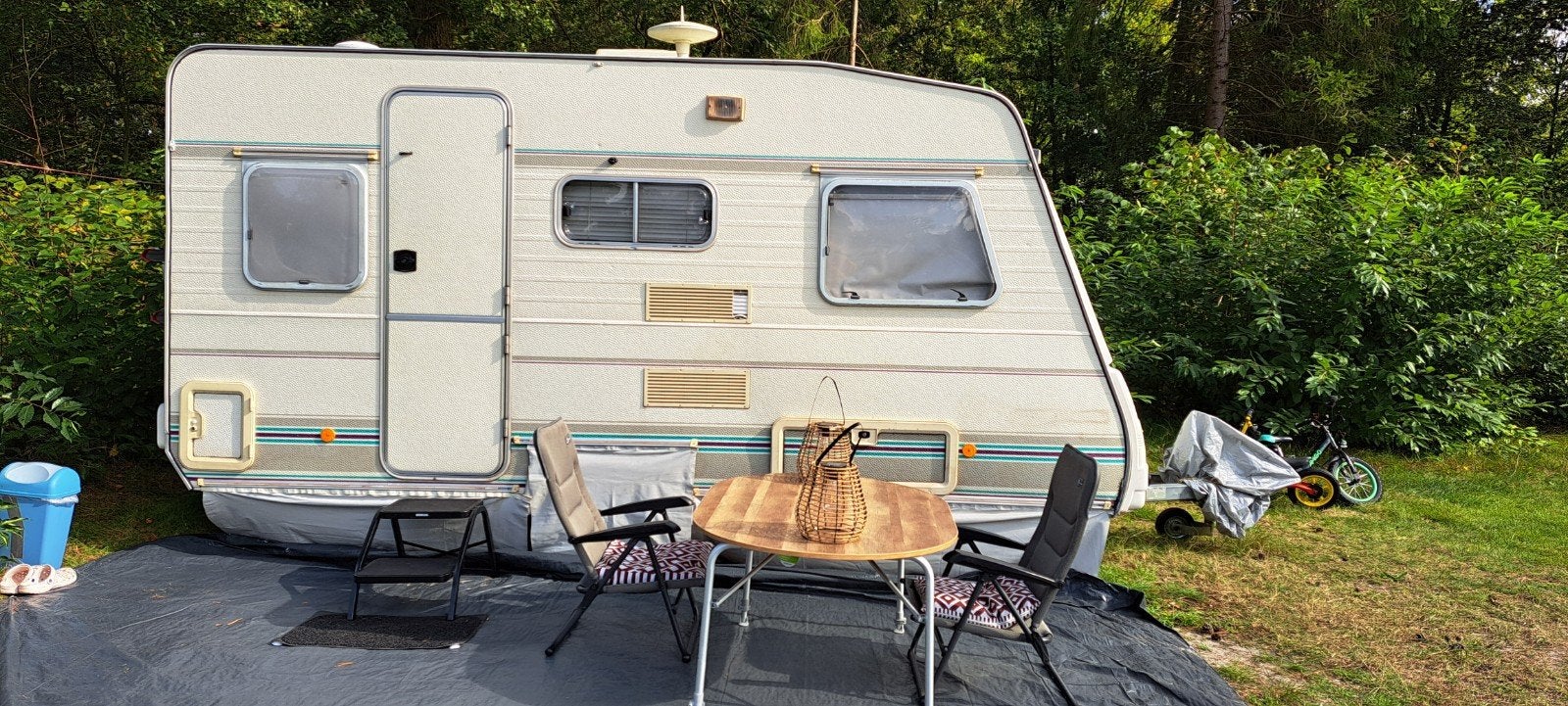 Caravelair B4001 met voortent, luifel en fietsenrek, Caravans en Kamperen, Vast bed, Treinzit, Particulier, Tot en met 4