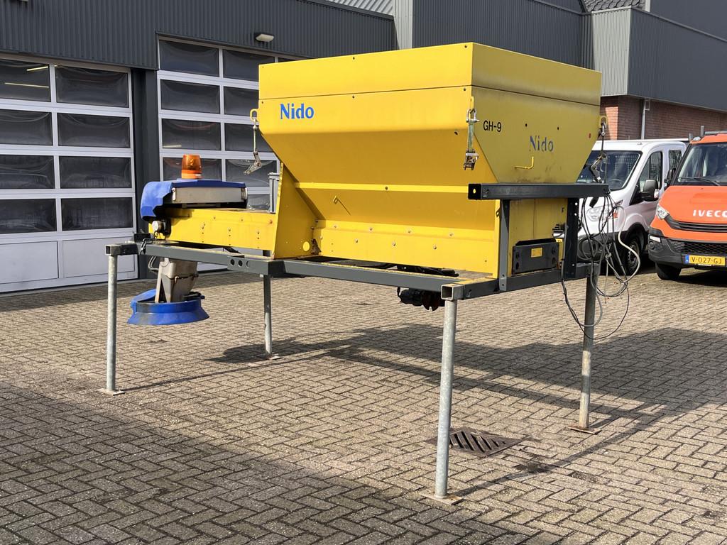 Nido zoutstrooier Stratos met Bedieningskast Wielaandrijving