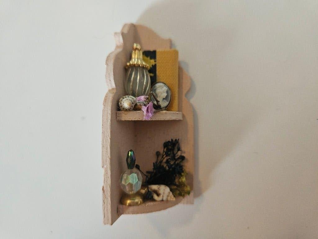 Miniatuur hoekrekje met decoratie, Ophalen of Verzenden, Zo goed als nieuw, 1:32 tot 1:50