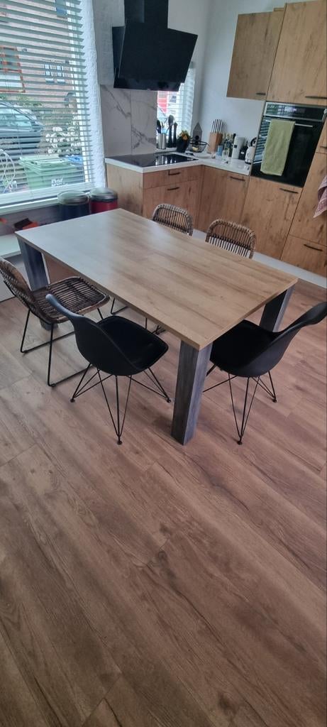 Eettafel met 6 stoelen (4 riet, 2 kunststof), Huis en Inrichting, Tafels | Eettafels, Ophalen