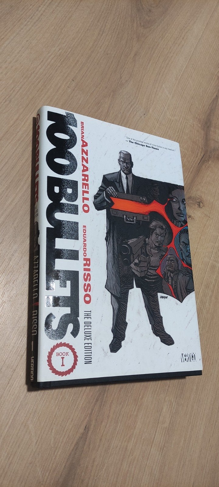 100 Bullets: The Deluxe Edition Book One HC (Vertigo) zgan, Boeken, Eén comic, Amerika, Nieuw, Ophalen of Verzenden