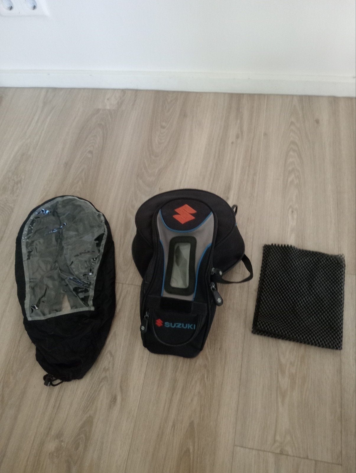 Suzuki tanktas met regenhoes, Ophalen