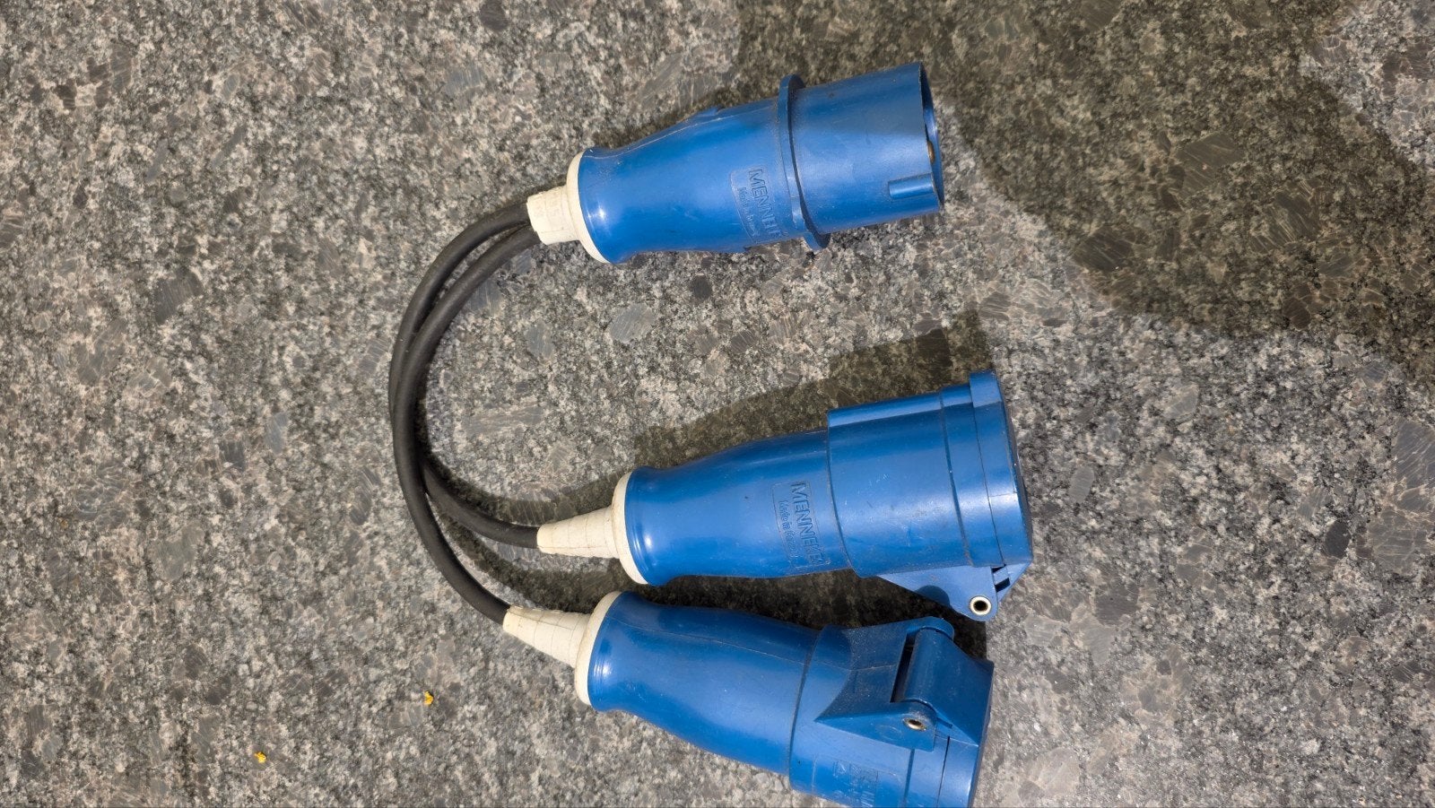Mennekes CEE stekker splitter 16A 2P+A, Ophalen