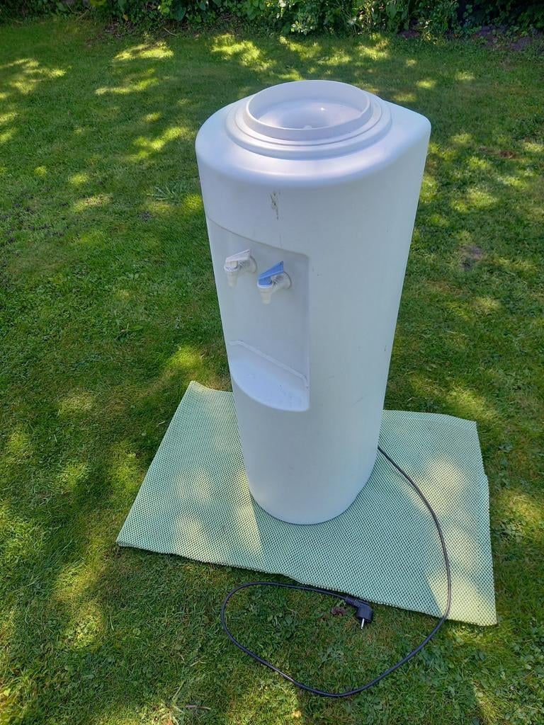 Witte waterkoeler met koud- en warmwaterfunctie, Ophalen of Verzenden, Gebruikt, Waterkoeler