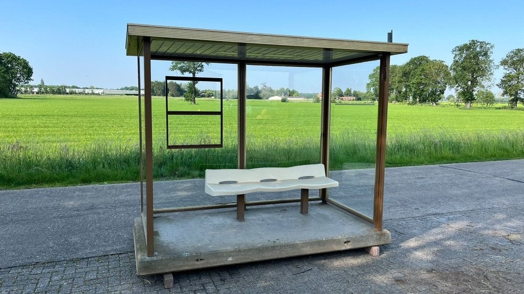 Glazen bushokje wachthokje met betonnen vloerplaat (volière), Gebruikt, 3 ramen of meer, Overige typen, Minder dan 200 cm